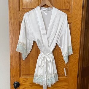 Elegant White Lace Trim Robe